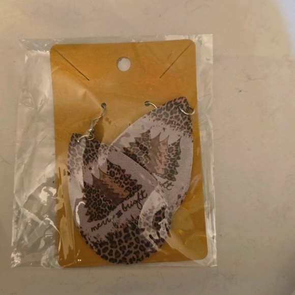 Christmas 🎄 Earrings - Picture 3 of 4